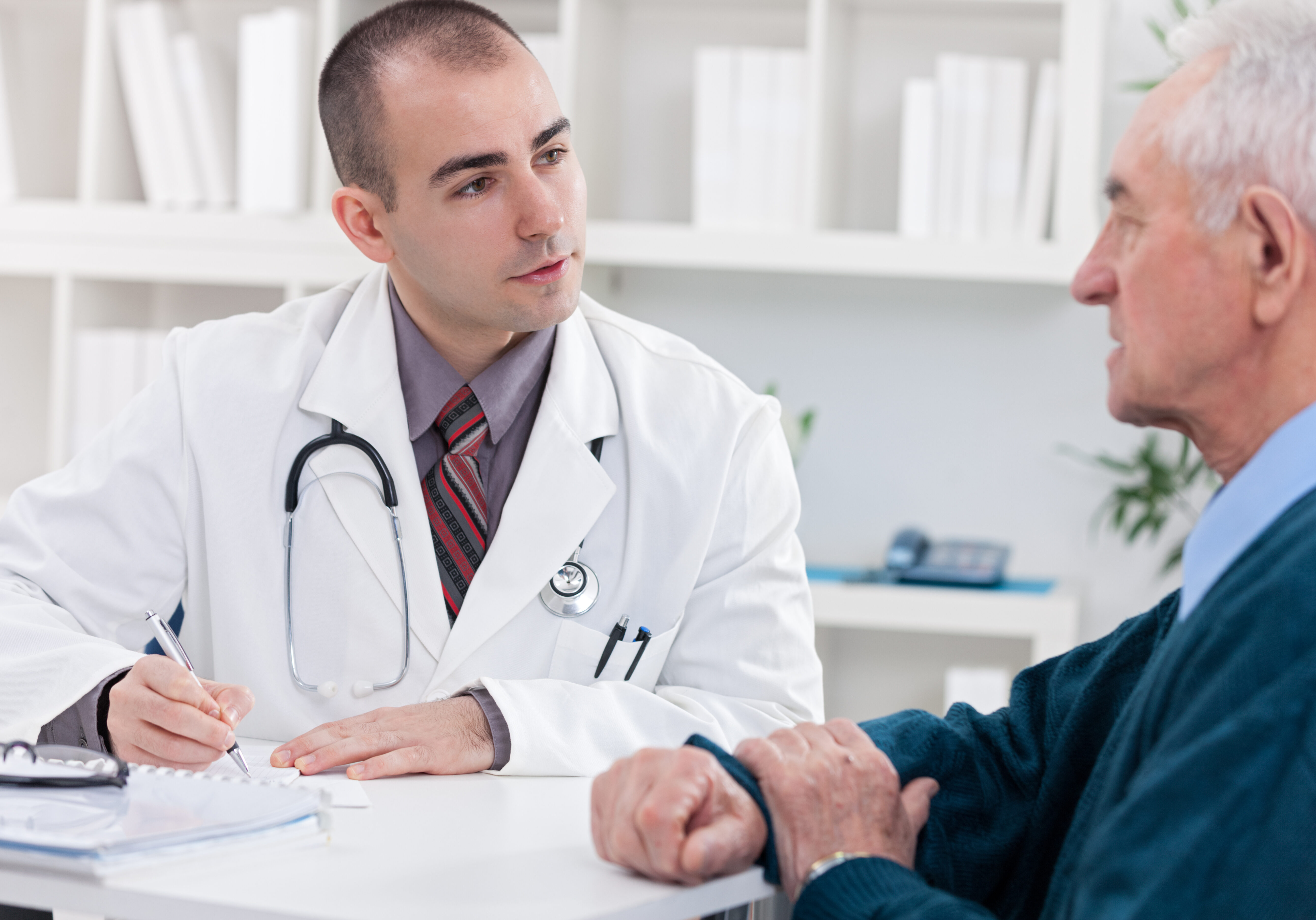 doctor explaining diagnosis to his male patient.